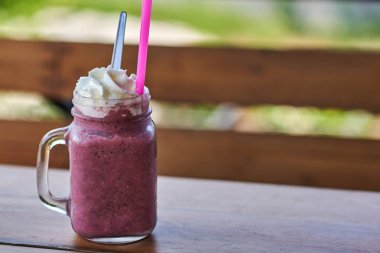 İyi olmak ve kilo kaybı kavramı. Ahududu ve blueberry smoothie. Ev yapımı antioksidan yaz berry yüzlü rustik masada. Güler yüzlü yaz tatlı iyi olmak ve sağlıklı yaşam için.