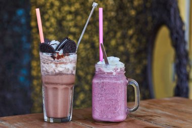 Kahve dükkanında ahşap arka plan üzerinde soğuk içecek buzlu kahve krem ve karamel ve güler yüzlü ahşap tablo.