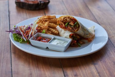 Kızarmış Çin geleneksel bahar rulo gıda.