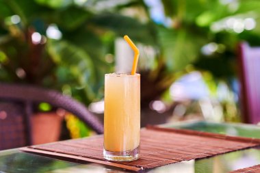 Bir tabloda bir kafede Ice ile taze portakal suyu.