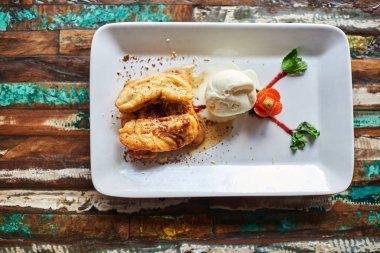 Kızarmış muz vanilyalı dondurma ve karamel şurup dekorasyon ile.