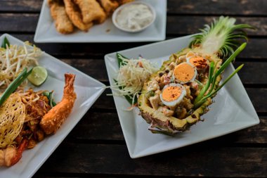 Tayland mutfağı. Fried organik pirinç yasemin sarı köri tozu bir taze ananas hizmet ile. Seçici odak.