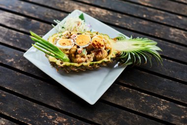 Ananas meyve yapılan kasede servis kızarmış ananas dekore edilmiş pirinç yumurta.