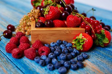 Taze çilek Kazıklı ahşap masanın üzerine heaped
