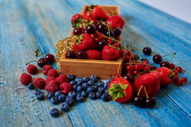 Herhangi bir tatlı smoothies ve doldurma çilek, ahududu ve yaban mersini taze çilek mükemmel kombinasyonu ailesinin tüm üyeleri için pişirme