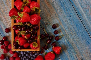 Hafif bir kahvaltı Bahçe, taze ve sağlıklı olgun sulu çilek tüm ailesi için en iyi görünümü