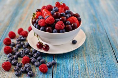 Derin bir tabak içinde taze çilek heaped