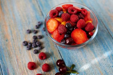 Şef taze tatlı snack sonra doyurucu bir ana yemek pişmiş, aşçı şık ve basit salata bir derin cam kapta bir kaç kişi yaptı.