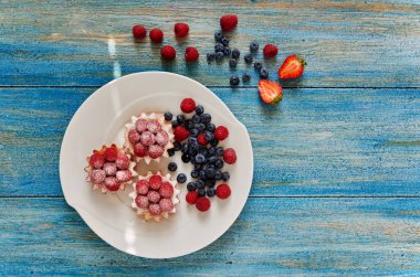 Mutfak kahve evi Cook üstten görünüm taze ahududu ile beyaz tabak tartlets yılları arasında görev yapmıştır