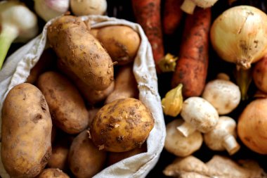 patates hasat tuval çantam sonbaharda hasat, çiftçi büyüdü onların alan patates, havuç, sarımsak, sebze sigara-GDO Satılık hazırladı