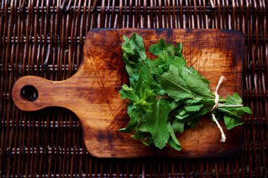 Taze bir kesme tahtası birinci şahıs bakış yalan nane demet