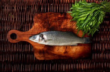 Seeabass ve estragon el yapımı kesme tahtası vardır 