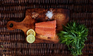 Taze çiğ somon steak cook, ızgarada pişirme için hazır Marine