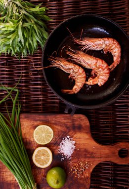 En iyi yemek saati bira, karides, derin bir tavada ızgara veya hızlı ateş. Limon ve limon ve biberiye yakınındaki dikustatsii için derin bir kasede üç büyük kaplan karides yalan