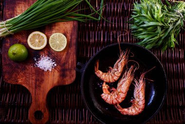 En iyi yemek saati bira, karides, derin bir tavada ızgara veya hızlı ateş. Limon ve limon ve biberiye yakınındaki dikustatsii için derin bir kasede üç büyük kaplan karides yalan