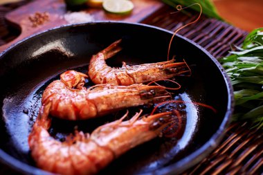 Şef Restoran Kızarmış karides kabuğu onları sıcak salata meze olarak hizmet verecek bir hızlı yanıyor