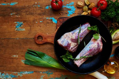 Kuzu pirzolası ev kadını tuz serpin ve biber turşusu de olabilir baharat çeşitli et için kullanılan taze otlar