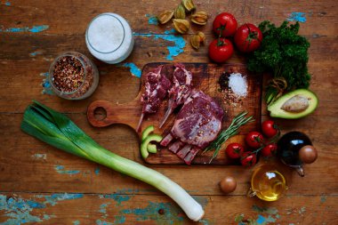 Kuzu pirzolası ev kadını tuz serpin ve biber turşusu de olabilir baharat çeşitli et için kullanılan taze otlar