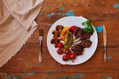 Bunu bir ızgara açık havada fırında kuzu budu turşu yemek