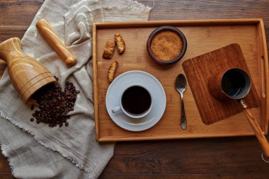 Hizmet kahve molası ofiste, tarih aralığı güçlü kahve sonrası demlenmiş, keten havlu kapat tuşunu yay büyük kahve çekirdekleri dağınık