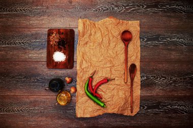 Menü restoran veya ilginç hizmet yemekleri, sebze ve ahşap yemek öğeleri yardımı ile hizmet veren kafe, hazırlık