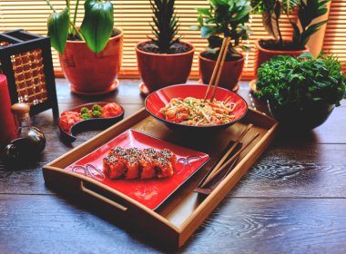 Bu bir ahşap bir remake iki kırmızı tabak karides ile Japon noodles ile geçerli ve sushami karides