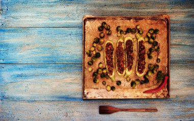 Kıyılmış et ile doldurulmuş bir fırın kabak üzerine koydu ev kadını kızarmış bir tavada zamana kadar kabak yanındaki genişletilmiş Brüksel lahanası yemek için bir garnitür olarak