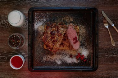 Doğrudan fırın tepsisine büyük bir şirketi için tasarlanmış, alışılmadık bir et restoran sunmaktadır, sos sos biber ilavesi ile uzuvlar için farklı ama mükemmel yemek olabilir