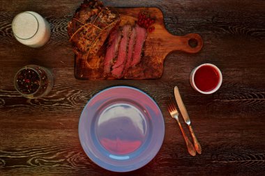 Cook fırında fırında domuz eti de baharat ve yanındaki bir masada aromatik otlar ile hangi bir tabağa alakart, biftek pişirmek hazır görmüş, büyük bir parçası