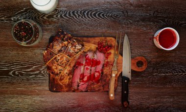 Kadar orta pişmiş, fırında pişmiş kuzu bonfile büyük bir parçası aşçı kabuk ahşap bir gemide düzenlendiği ve konuklar görev yapacak