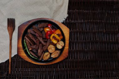 Ev hanımı eti yemek için senin aile beslemek için küçük parçalar halinde kesip, o hızlı bir şekilde yüksek ateşte sebze kızarmış