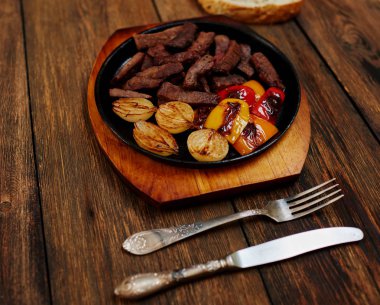 İki kişi, soğan ile fırında kızarmış et ve biber kıyılmış için Cook lezzetli ve doyurucu bir yemek, servis