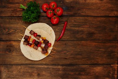 Ev hanımı şişleri ilginç, domates ve yeşillik üzerinde hafif bir salata yemek servis sebze ve et yemek pişmiş