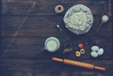 Baker trendy ürünleri ile meyve bir pasta fırında pişmiş kafeterya. Masaya bisküvi ve pasta için unsurlarıdır