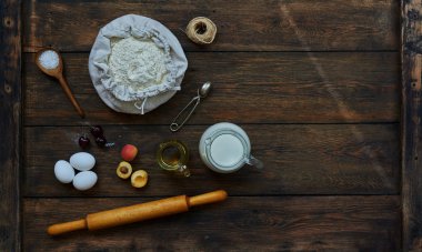 Tatlılar, süt, yumurta, tereyağı, un, kayısı dilimler için bir ahşap masa taze ürünlerde Yardımcısı pasta şefi koydu