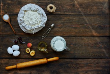 Baker trendy ürünleri ile meyve bir pasta fırında pişmiş kafeterya. Masaya bisküvi ve pasta için unsurlarıdır