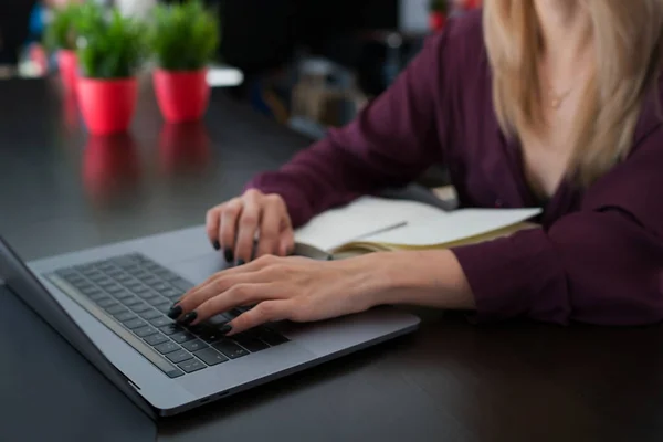 Typen Laptop Close Jonge Zakenvrouw Zittend Aan Tafel Coffeeshop Kijk — Stockfoto