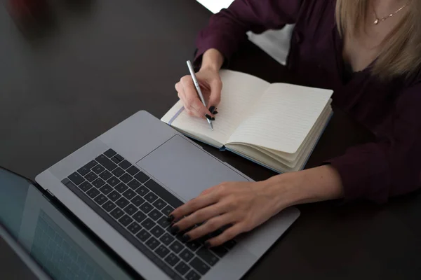女设计师使用笔记本电脑 素描空白记事本 妇女手在笔记本上写在木桌上 互联网的概念易用性与工作过程信息的获取 — 图库照片