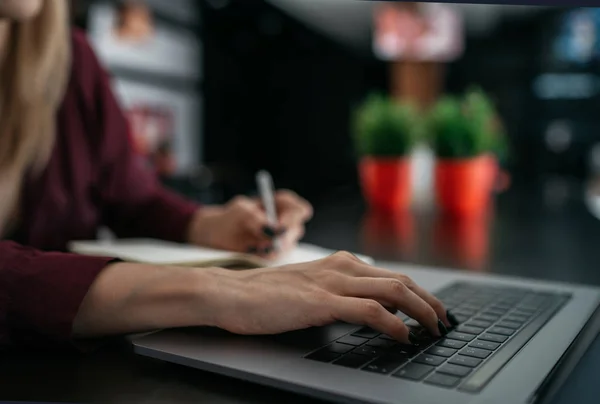 Vrouwelijke Ontwerper Laptop Gebruikt Tijdens Lege Kladblok Schetsen Vrouw Hand — Stockfoto