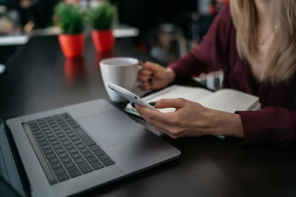 Close Van Vrouwelijke Persoon Handen Met Mobiele Telefoon Zittend Aan — Stockfoto