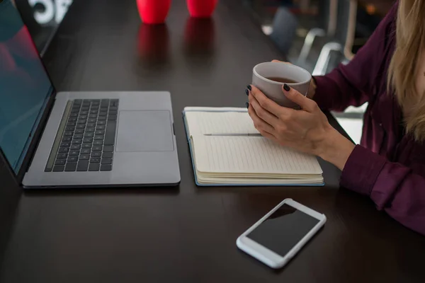 Jonge Vrouwelijke Student Zitten Voorste Opengeklapte Laptopcomputer Met Kop Kruidenthee — Stockfoto