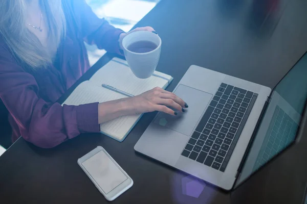 Vrouwelijke Persoon Met Hand Laptop Surfen Web Pagina Van Online — Stockfoto