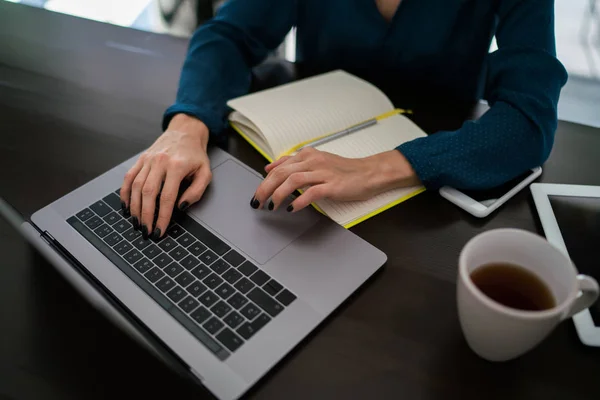 Jonge Vrouw Bezoekt Webpagina Door Typen Zoekopdracht Netwerk Tijdens Het — Stockfoto