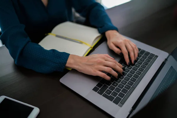 Kadın Internet Kullanıcı Ile Bilgisayar Masasında Otururken Mektup Metni Klavye — Stok fotoğraf