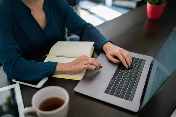 Bijgesneden Beeld Van Jonge Vrouwelijke Student Zoekt Interessant Webinar Terwijl — Stockfoto