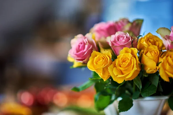 Bouquet Fleur Rose Sur Fond Feuille Vert Flou — Photo