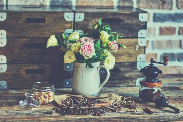 Kaffeebohnen Und Blumenstrauß Auf Einem Hölzernen Hintergrund Vintage Stil — Stockfoto