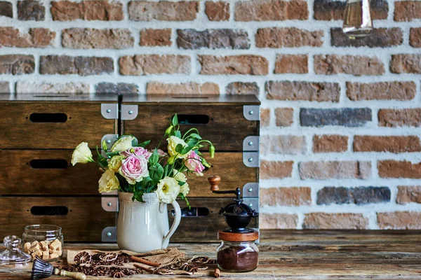 Vintage Koffiemolen Met Gebrande Koffieboon Tegen Achtergrond Van Vintage Opbergdoos — Stockfoto