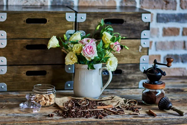 Kahve Çekirdekleri Kahve Değirmeni Buket Çiçek Ahşap Zemin Vintage Tarzı — Stok fotoğraf