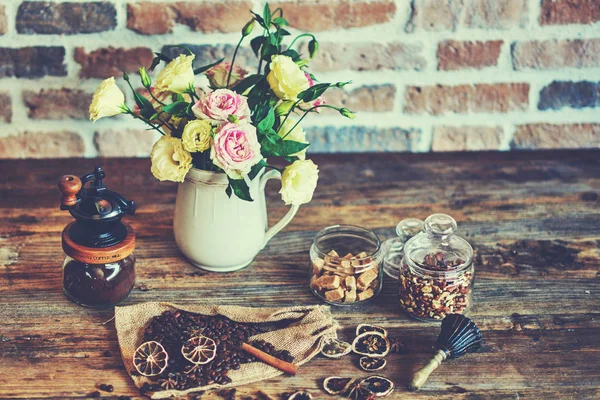 Kahve Kahverengi Zemin Üzerinde Rustik Tarzı Natürmort — Stok fotoğraf